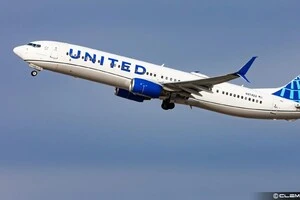 Літак зі 140 пасажирами та членами екіпажу прямував до Лос-Анджелеса