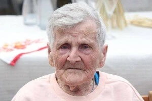 Померла 98-річна жінка, яка торік пішки вийшла з окупованого Очеретиного на Донеччині