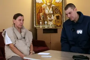 Полоненого окупанта у табір приїхала провідати мама. Жінка неабияк здивувала мережу 