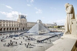 Макрон відреагував на пограбування Лувру