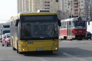 Під час повітряної тривоги три автобусних маршрути Києва мінятимуть рух (схеми)