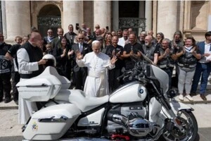 Папа Римський продав ексклюзивний мотоцикл BMW: яка його ціна