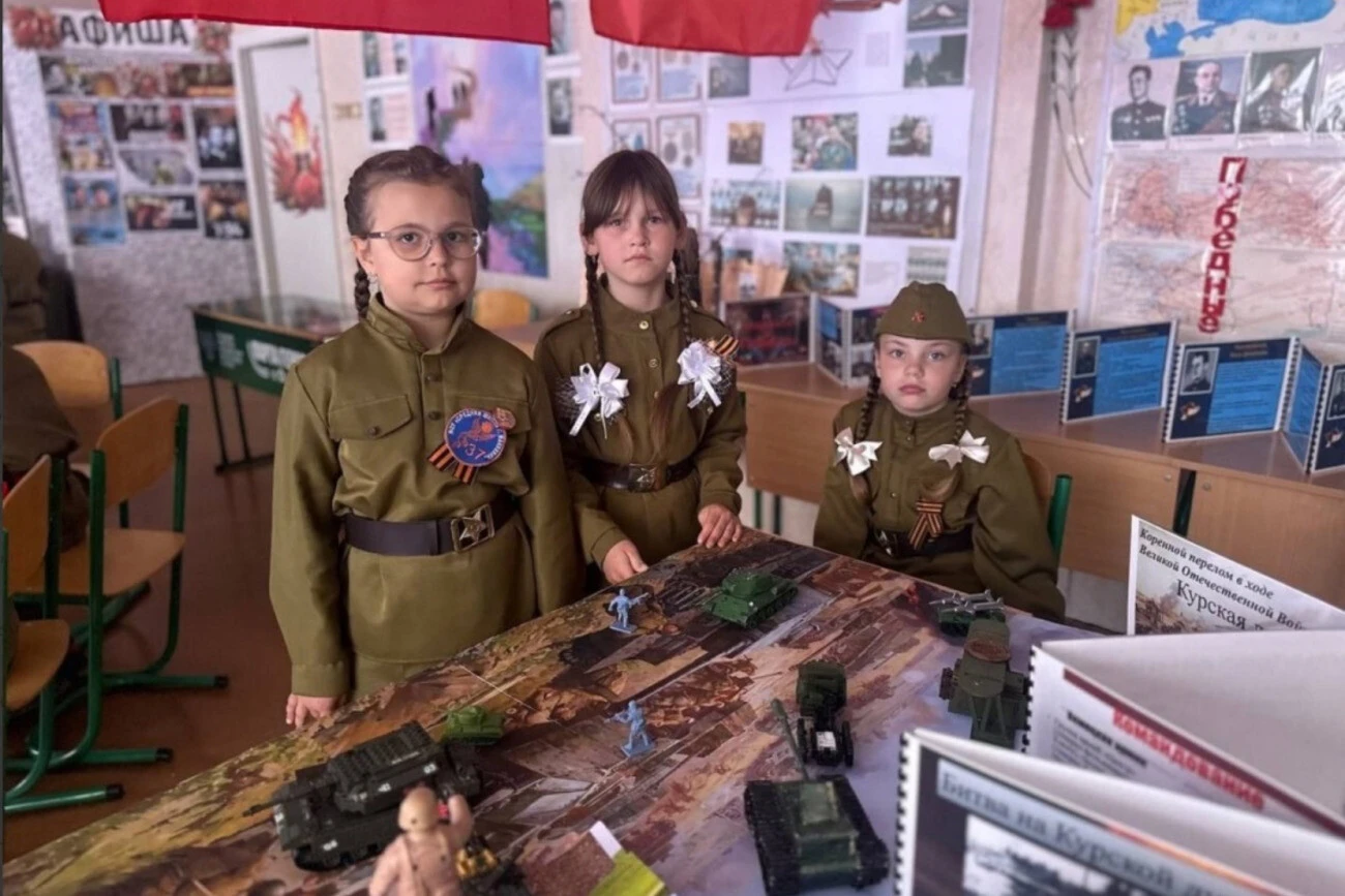 Окупована Донеччина: дітей зі школи вчать «померти за батьківщину, Росію і російський Донбас»