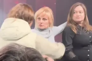 Жінки, які прийшли на концерт, зчепилися між собою
