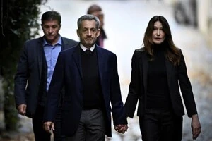 З усмішкою і під руку з дружиною: Саркозі прибув до тюрми