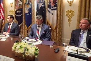 Після публікацій фото із зустрічі Трампа із Зеленським, російські ЗМІ радісно відзначили колір краватки Гегсета