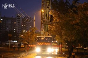 Нічна атака по Києву: рятувальники показали наслідки