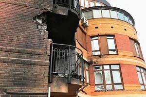 Ворожий дрон пошкодив житловий будинок на Печерську