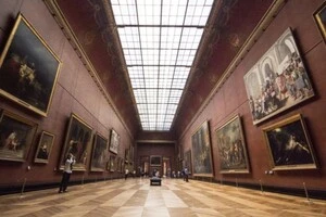 Лувр після пограбування: співробітники музею відмовляються працювати