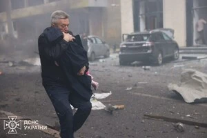 Екскерівник ДСНС Харкова, який рятував дітей зі зруйнованого дитсадка, розчулив мережі