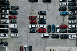 Кількість паркомісць повинна становити не менше 5% загальної кількості місць на спеціально обладнаних