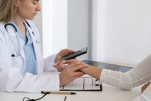 Українцям віком 40+ нараховуватимуть гроші на профілактичний медогляд: що відомо