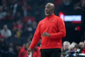 Біллапс є головним тренером команди НБА «Портленд Трейл Блейзерс»