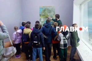 Четвертокласники на екскурсії в Національному музеї історії України