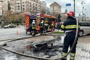 Під КМДА у центрі столиці палали шини: чоловік під’їхав на авто і підпалив гуму 