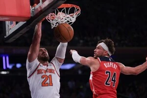 15 вересня Лень (ліворуч) уклав контракт із «Нікс», але вже 19 жовтня його було відраховано з команди