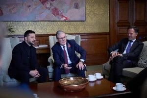 Президент України Володимир Зеленський із прем'єр-міністром Великої Британії Кіром Стармером та генеральним секретарем Марком Рютте у Лондоні