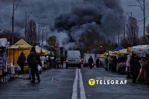 Фото столичної вулиці з ринком на тлі чорного диму швидко розлетілося мережею