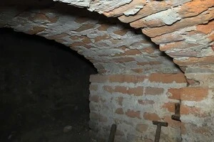 На Хмельниччині чоловік придбав будинок та виявив під ним глибоке підземелля 