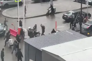 У Москві мігранти влаштували масову бійку лопатами (відео)