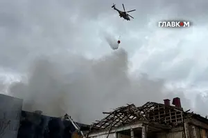 Вертоліт здійснює скидання води на найбільш складні ділянки загоряння