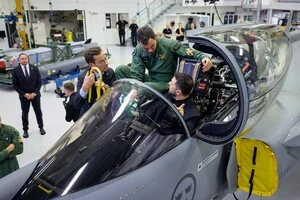 Зеленський повідомив, коли в Україні мають з’явитися перші літаки Gripen