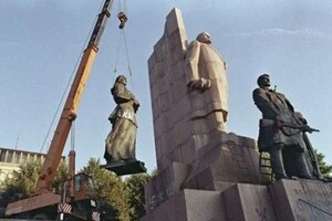 Перший демократичний керівник Київради розказав, хто зніс першого Леніна у Києві ще у 1991 році