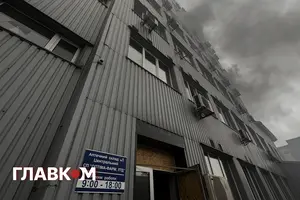 Очевидці стверджують, що гасіння пожежі на місці ракетного удару все ще триває