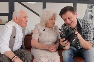Комаров влаштував фотосесію найстарішій модельній парі в Україні. Йому – 93, їй – 88 років