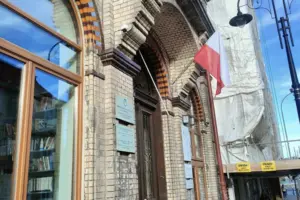 У Польщі вандали зірвали український прапор із консульської будівлі