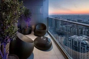 Квартира має лоджію, з якої видно центр Києва