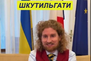 Французькі дипломати влаштували мовний челендж до Дня української писемності та мови (відео)