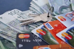 У Польщі податківці посилили контроль за грошовими переказами українців 