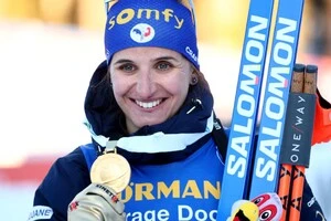 29-річну Сімон засудили до трьох місяців умовного ув'язнення за шахрайство з банківськими картками