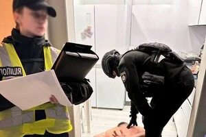 Стрілянина у Києві: чоловік поранив двох перехожих біля житлового будинку