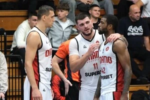 Бобров (ліворуч) відіграв 23 хвилини в матчі чемпіонату Румунії