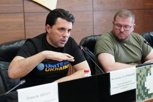 Володимир Кудрицький (на фото зліва) проходить підозрюваним у кримінальній справі ДБР