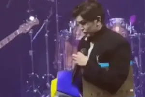 Російський співак туркменського походження Акмаль Ходжаніязов зганьбився прямо на сцені