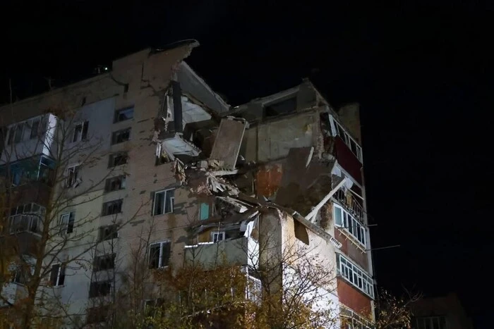 Україна розпочала опалювальний сезон, у Хмельницькому вибух зніс частину будинку. Головне за 28 жовтня