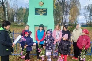 Педагог привела дітей до памʼятника радянській армії