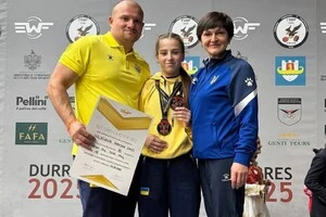 У ваговій категорії до 48 кг серед юніорок Малащук здобула бронзу у ривку (76 кг) і у сумі двоборства (170 кг)