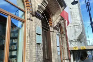 У Польщі затримано двох чоловіків, які зірвали український прапор із консульської будівлі