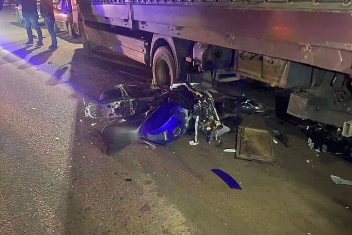 На Київщині загинув мотоцикліст, в’їхавши у припарковану вантажівку