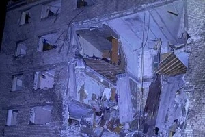 Російські снаряди влучили у гуртожиток, зруйновано кілька поверхів