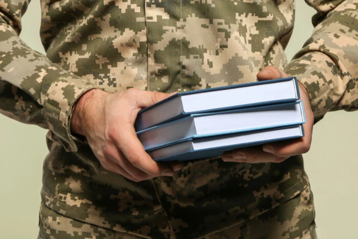 Деякі співробітники військових навчальних закладів отримуватимуть надбавки: деталі