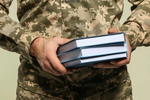 Деякі співробітники військових навчальних закладів отримуватимуть надбавки: деталі