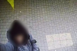 В Одесі затримано жінку, яка зірвала та викинула у смітник прапор України (фото)