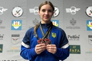 Бронзовою призеркою українка стала у двоборстві з сумою 185 кг