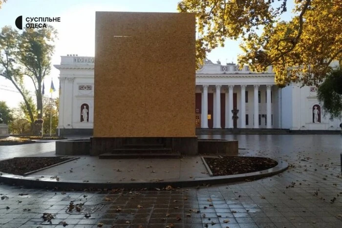 Пам’ятник Пушкіну в Одесі закрито дерев’яними плитами (фото)