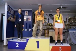 Вікторія Сивопляс (у центрі) стала переможницею турніру в категорії BU15